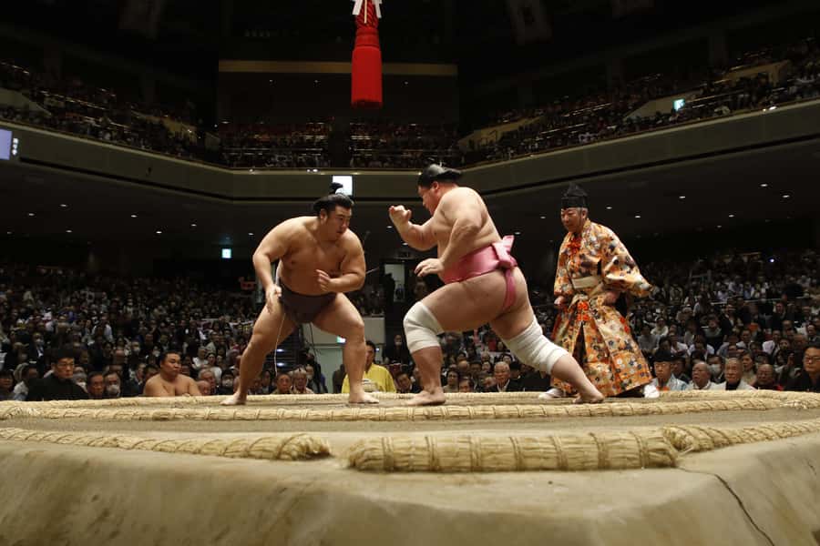 Osaka: Sumo Wrestling Tournament with Chair Seat Tickets - The walk and arrival at Edion Arena Osaka