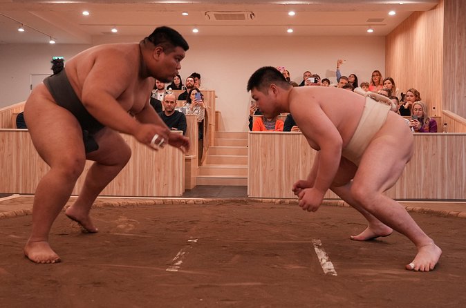 Tokyo Shinjuku Sumo Show and Experience with Drinks and Photo - The Photo Session With Professional Wrestlers