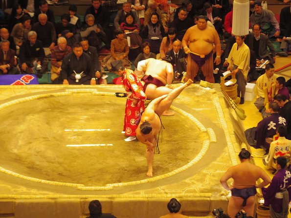 Tokyo Sumo Wrestling Tournament Experience - The guide makes the difference